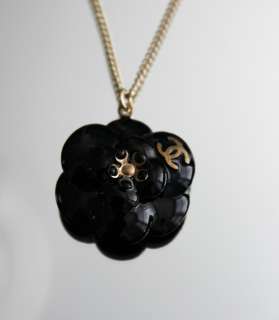 11A CHANEL CLASSIC BLACK AND GOLD CAMELLIA CC NECKLACE  