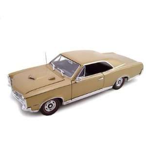  1967 Pontiac GTO HT Gold 1/24 Diecast Model Car: Toys 
