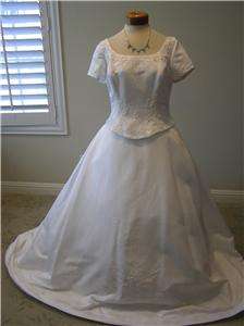NWOT Ashley JORDAN Modest Short sleeve Wedding dress Bridal gown White 