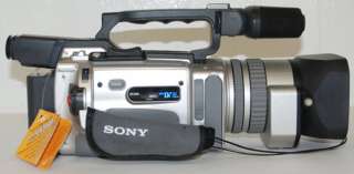 Sony Handycam DCR VX2000 Camcorder   W/ Battery, Charger, Remote & USB 