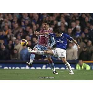  Simon Davies   Everton in action against Juan Pablo Angel 