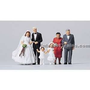  Merten HO Scale Wedding Group   Bride & Groom w/Flower 