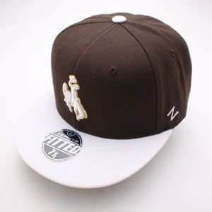  Wyoming Cowboys White Cap Fitted Hat (Brown): Sports 
