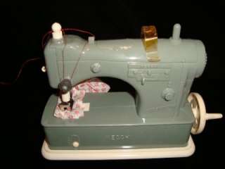VINTAGE NECCHI CHILDS SEWING MACHINE TOY LITTLE MISS SEAMSTRESS DOLL 